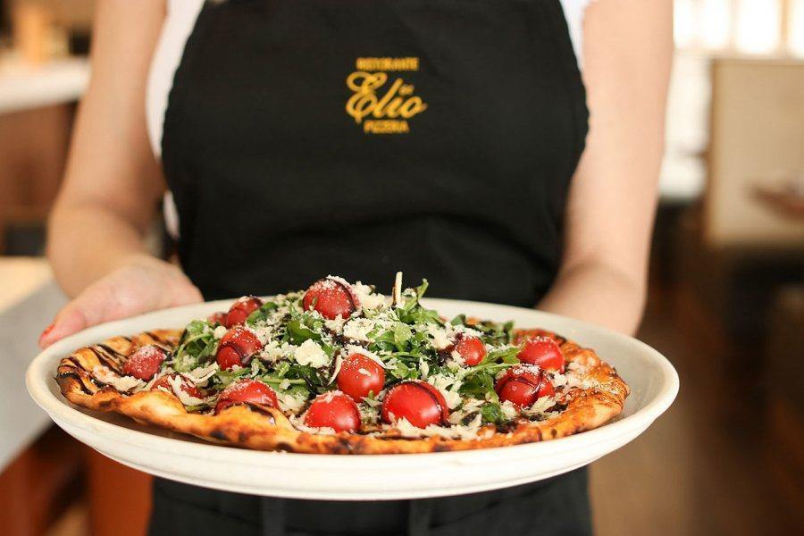 elio-restaurant-montreal-serveuse-pizza