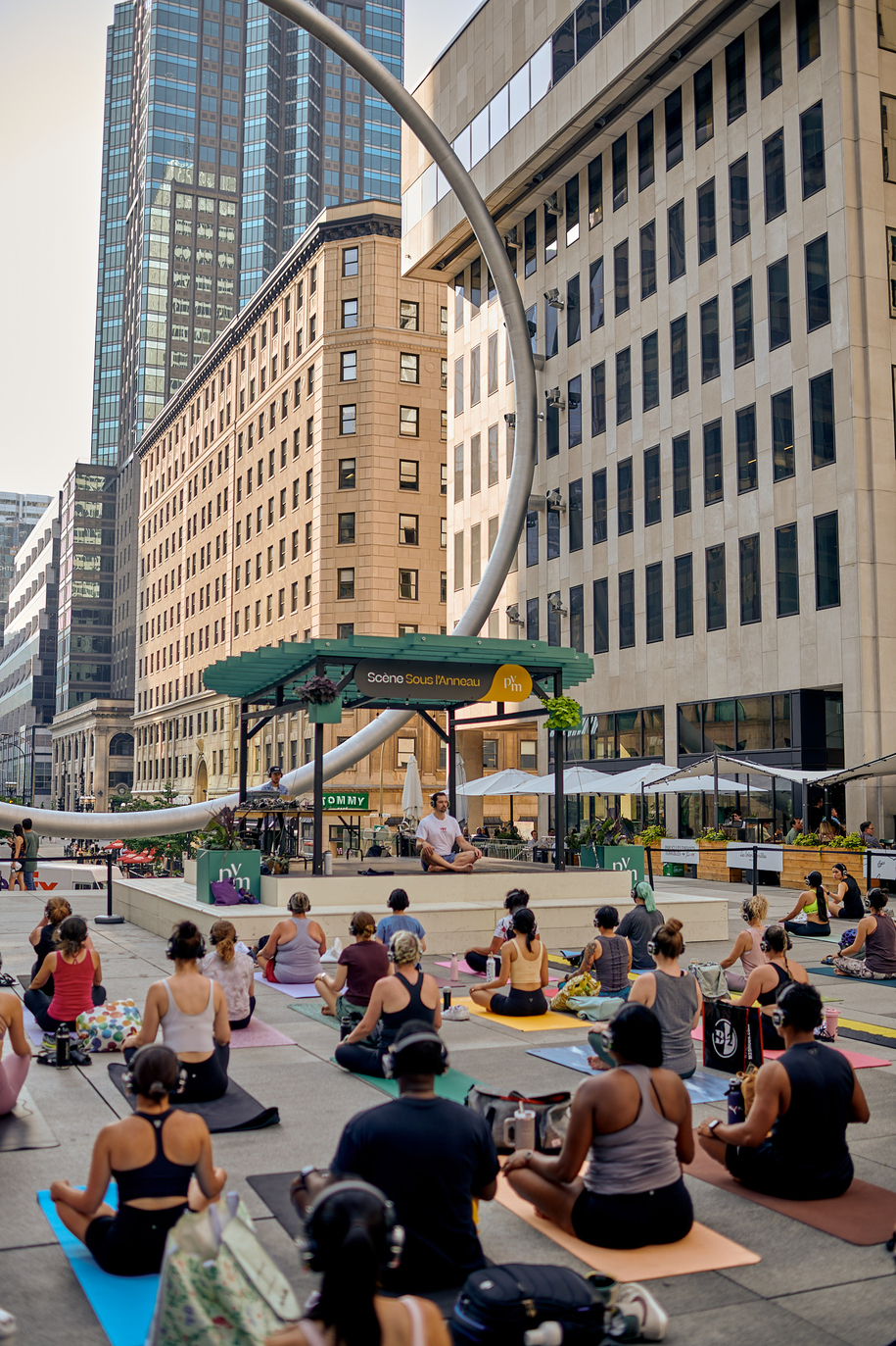 Des séances de yoga gratuites en plein air à lEsplanade PVM Événement