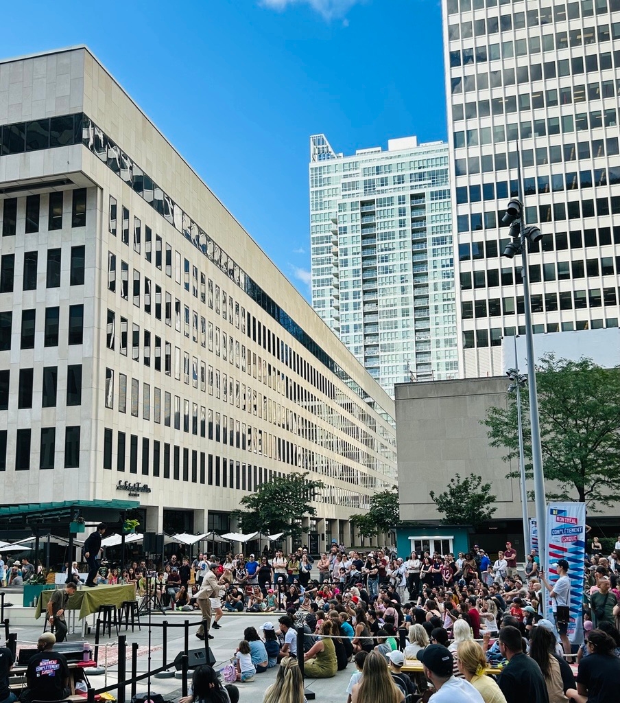 MONTRÉAL COMPLÈTEMENT CiRQUE sarrête à lEsplanade PVM cet été Événement