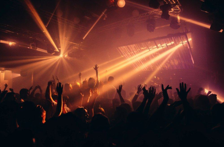 Party dans Le Village jusquà 6h du matin